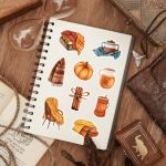 naklejki jesieniara starter pack, naklejki z ksiazkami, szalem, dynia, krzesło, jesienne napoje i cynamon