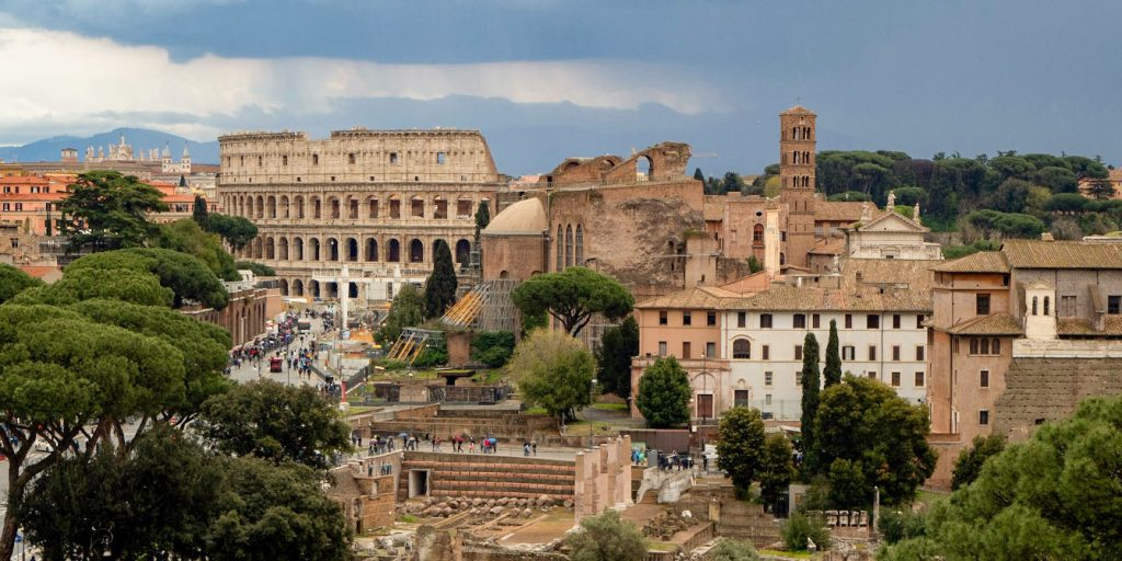 city break w Rzymie, widok na panoramę miasta i koloseum