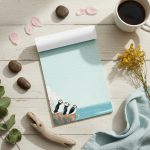 Kolorowy notatnik w linie z maskonurami w islandzkim stylu