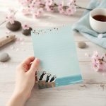 Notes z wyrywanymi kartkami w linie