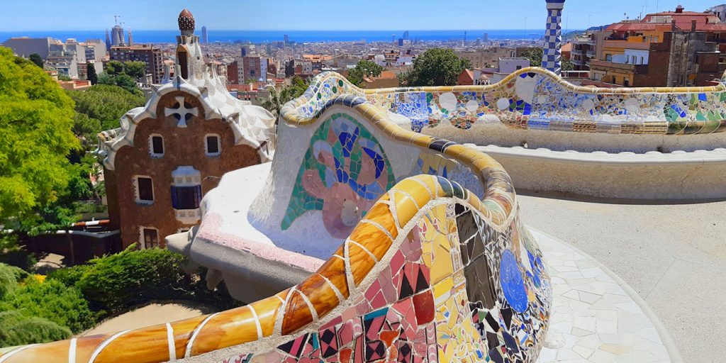 Park Guell, kolorowe mozaiki Gaudiego