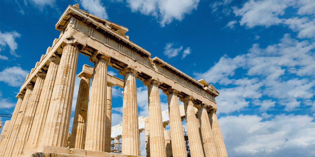 Partenon na Akropolu w Atenach oświetlony słońcem.