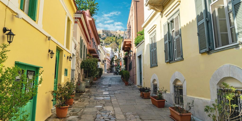 Urokliwa uliczka w dzielnicy Plaka w Atenach.
