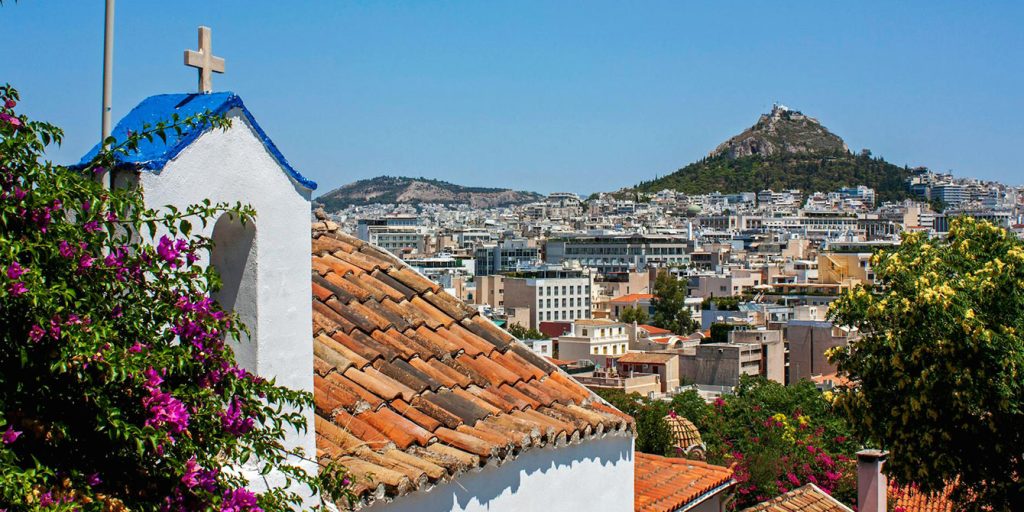 Widok z Wzgórza Lycabettus na Ateny i Akropol o zachodzie słońca.