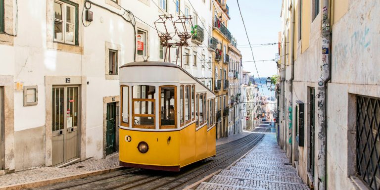 Tramwaj 28 w Lizbonie – najbardziej znana atrakcja miasta, obowiązkowy punkt w planie Lizbona w 5 dni.
